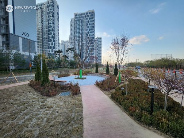 ▲새롭게 조성된 배곧 도시숲 휴게공간