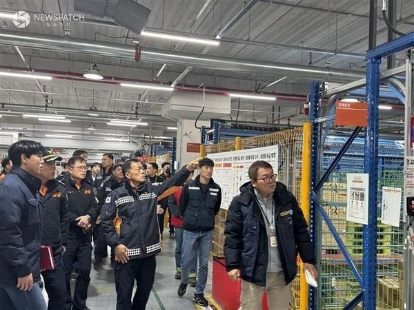 ▲신인철 안성소방서장이 물류센터 내 시설을 확인
