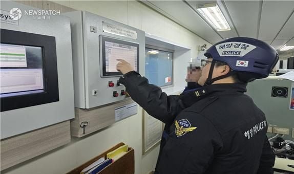 ▲평택해양경찰서 직원과 선박 관계자가 황산화물배기가스 알림장치 작동 여부를 확인하고 있다.