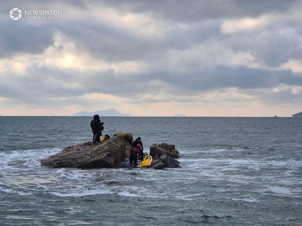 ▲평택해양경찰서 대산파출소 해상팀에서 고립자들에게 접근
