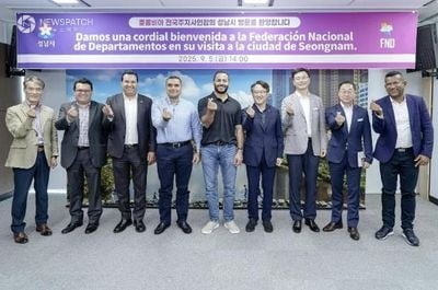 ▲임종철 부시장(오른쪽에서 4번째)이 지난 5일 성남시를 방문한 콜롬비아 전국주지사연합 대표단과 기념촬영을 하고 있다.
