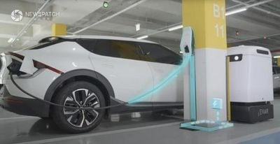 ▲자율주행 전기차 충전로봇의 충전 모습을 표현한 이미지 출처: 성남시, 국토부 '2025년 스마트도시 규제샌드박스' 공모사업 선정 - 수원인터넷뉴스 - https://www.swinews.com/569834