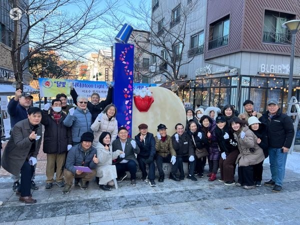 ▲이오수 의원, 광교카페거리 조형물 제막식 참석