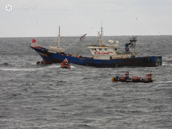 ▲12월 5일 오후 배타적경제수역에서 조업중인 중국어선 대상 검문검색을 위해 해양경찰 고속단정이 다가가는 모습
