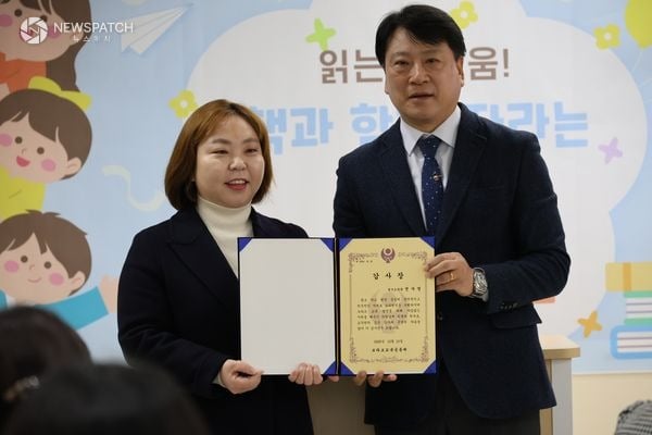 ▲전자영 의원, 보라초 도서관 개관식 참석_감사패 수상