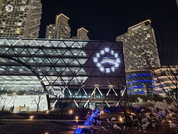 ▲동탄호수공원 주차타워 벽시계(야간)