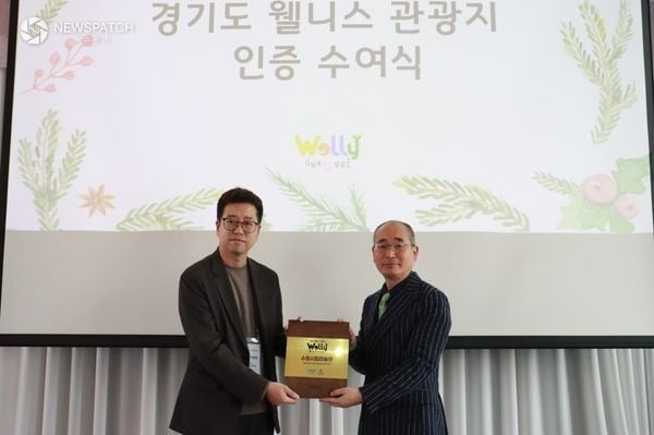 ▲박래혁 경기도 문화체육관광국장, 이진철 수원시립미술관 학예과장