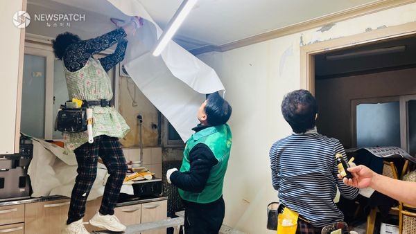 ▲새마을지도자협의회, 홀몸어르신을 위한 도배장판 지원사업진행