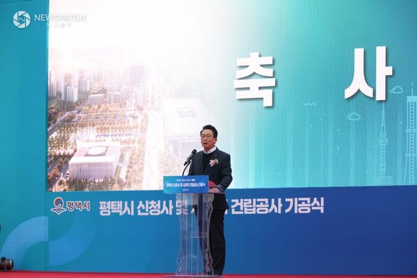 ▲신청사 및 시의회 건립 기공식에서 축사하는 강정구 의장
