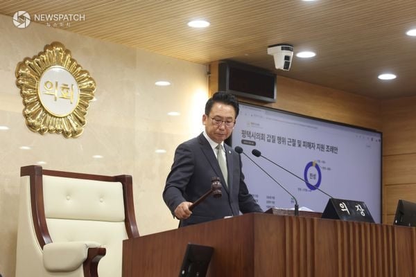 ▲제259회 제2차 정례회 제2차 본회의에서 타봉하는 강정구의장