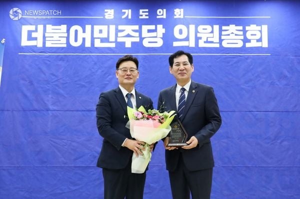 ▲경기도의회 이영봉 의원, ‘2025년 올해의 의원상’ 수상