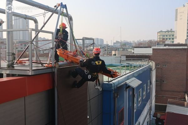 ▲구조대상자를 좁은 통로를 통과해 구조하는 훈련