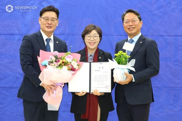 ▲박옥분 의원, 2025년 경기도의회 더불어민주당 정책 오디션’ 대표의원상 수상