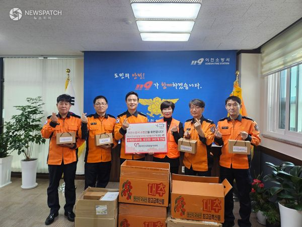 ▲ 이천시자원봉사센터 이천소방서에 소방관 응원 수제청 140개 전달