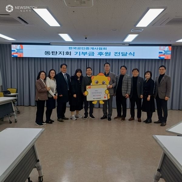 ▲정명근 화성특례시장이 이덕우 한국공인중개사협회 동탄지회장과 우훤금 전달