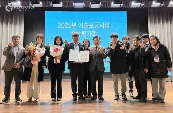 ▲송산포도팜스토리 이완용 대표 농림축산식품 과학기술 발전 유공 대통령 표창 수상