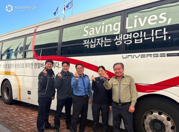 ▲사랑의 헌혈차량 앞에서 평택해경서 직원들이 헌혈