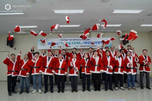 ▲안양산업진흥원은 기업 드림 프로젝트 몰래 산타로 소외 아동에 따뜻한 연말 선물을 전달