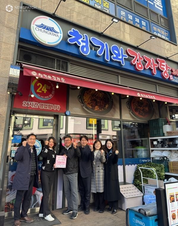 ▲배곧2동, 청기와감자탕 배곧신도시점에‘우리동네 나눔가게’현판 전달