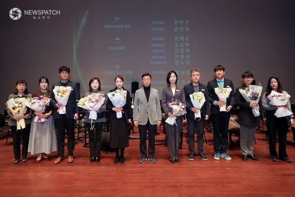 ▲온누리실에서 열린 종무식에서 신상진 성남시장과 시상을 받은 우수 공무원