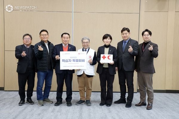 ▲수원특례시의회, 적십자 특별회비 전달