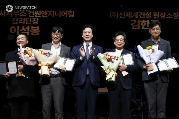 ▲정명근 화성특례시장, 화성예술의 전당 개관기념 제야 콘서트에서 유공자들