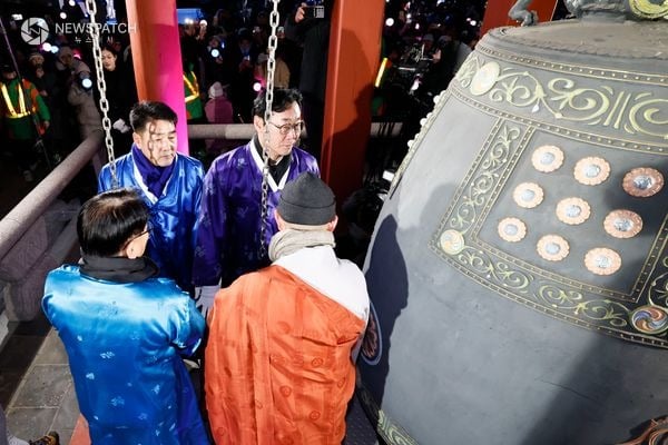 ▲정명근 화성특례시장이 성효스님(용주사 주지), 배정수 화성특례시의회의장, 권칠승 국회의원