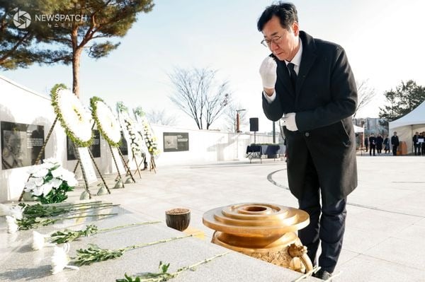 ▲정명근 화성특례시장이 화성현충공원에서 현충탑 신년참배