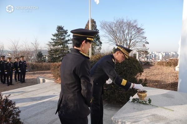 ▲장진식 서장이 현충탑 참배하는 모습