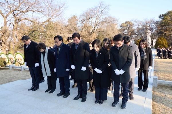 ▲용인특례시의회, 현충탑 참배로 새해 의정활동 시작