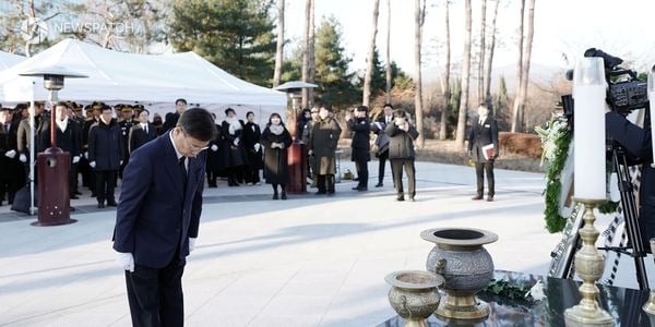 ▲신상진 성남시장 1월 2일 오전 중원구 여수동 시청 공원 현충탑에서 새해 각오 다짐