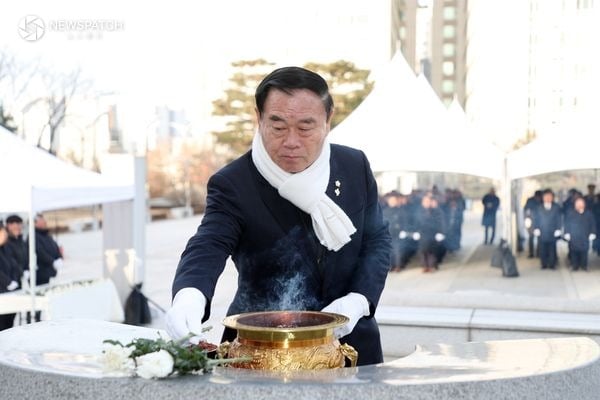 ▲수원시의회 현충탑 참배