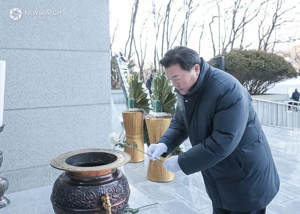 ▲임병택 시장이 논곡동 현충탑을 찾아 신년 참배
