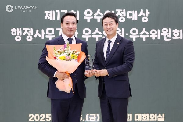 ▲김용성 경기도의원, 모범 의정활동 공로로 ‘우수의정대상’ 수상