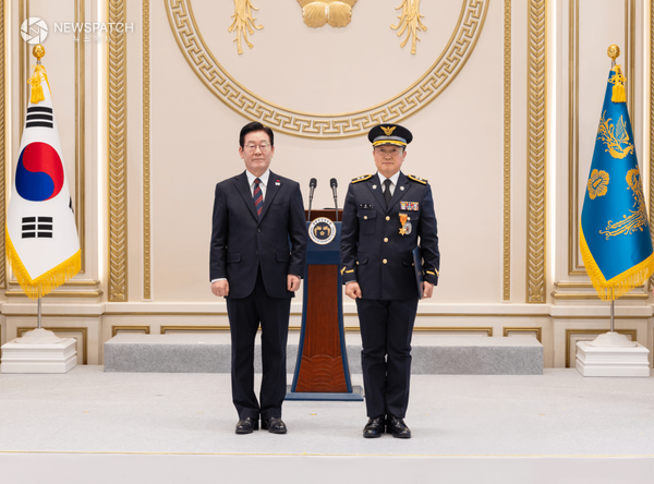 ▲해양경찰청 김해인 경감이 1월 2일 청와대 영빈관에서 대통령으로부터 옥조근정훈장을 친수