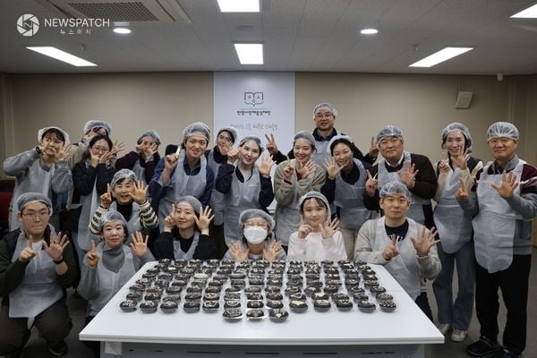 ▲안양시 인재육성재단 전 임직원은 12일 창립 15주년