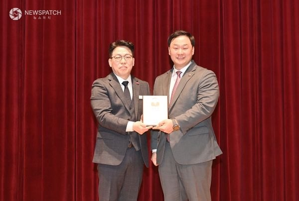 ▲파주시사회복지협의회 신년하례회서 감사패 수상
