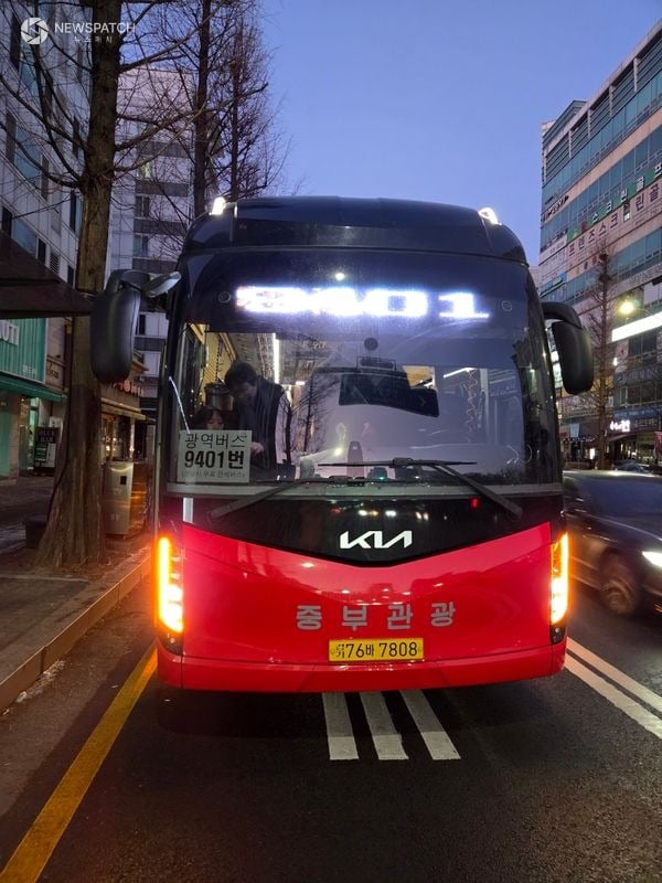▲성남시가 14일부터 9401버스 노선에 투입한 전세버스