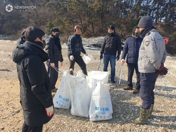 ▲화성특례시가 14일 국화도에서 민관합동 해양방제활동