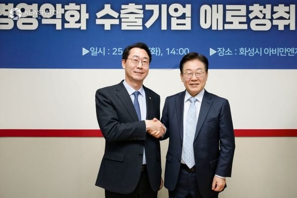 ▲정명근 화성특례시장과 이재명 당시 더불어민주당 당대표가 악수를 하고 있다