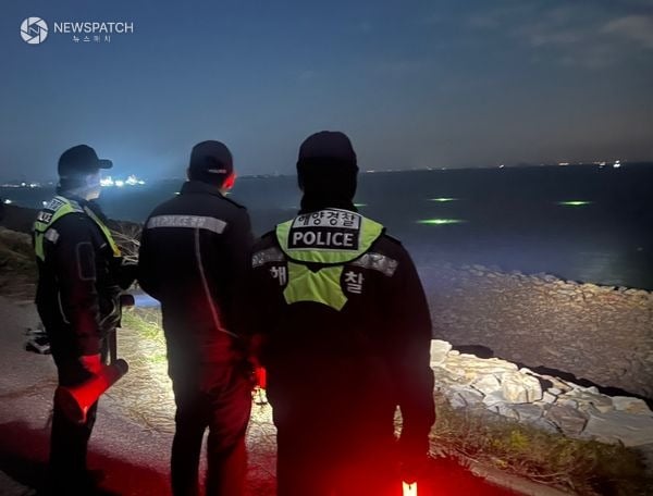 ▲파출소 경찰관이 야간에 해안가 일대를 안전관리