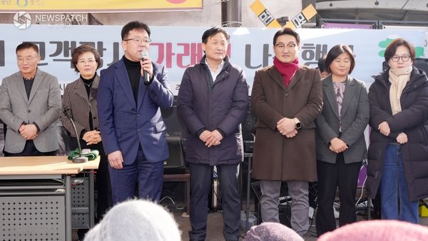 ▲수원 못골종합시장 새해맞이 ‘가래떡 나눔 행사