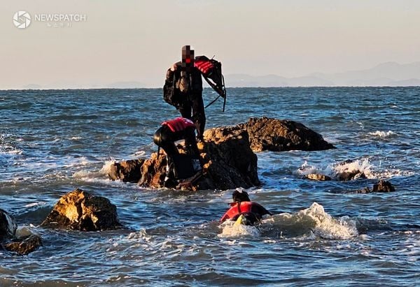 ▲안산파출소 구조팀이 대부소방과 공조하여 고립자를 구조