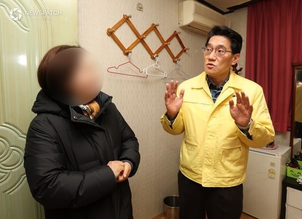 ▲윤성진 화성특례시 제1부시장이 한파 응급숙박시설을 찾아 운영 상태를 점검