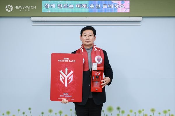 ▲이상일 용인특례시장 용인FC 시즌권 구매한 뒤 기념사진 촬영