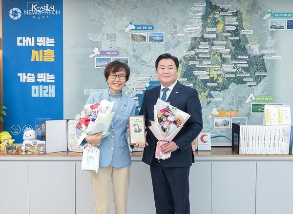 ▲시흥시 초대 명예문화홍보대사 가수 강애리자 위촉