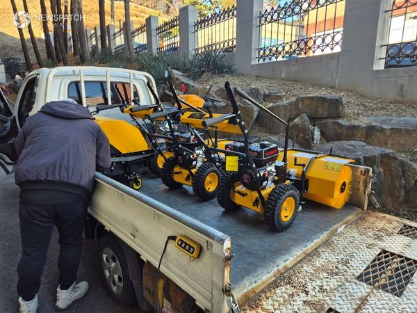 ▲주행형 제설기