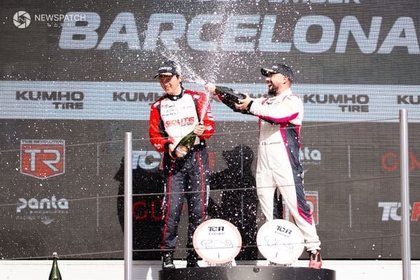 ▲박준성 선수가 2025 TCR 유럽 최종전 우승 후 샴페인 세레모니