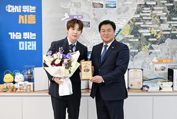 ▲시흥시 명예문화홍보대사로 위촉된 가수 진욱 & 임병택 시흥시장
