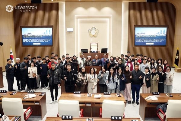 ▲수원특례시의회 본회의장에서 베트남 고등학생 의회 견학